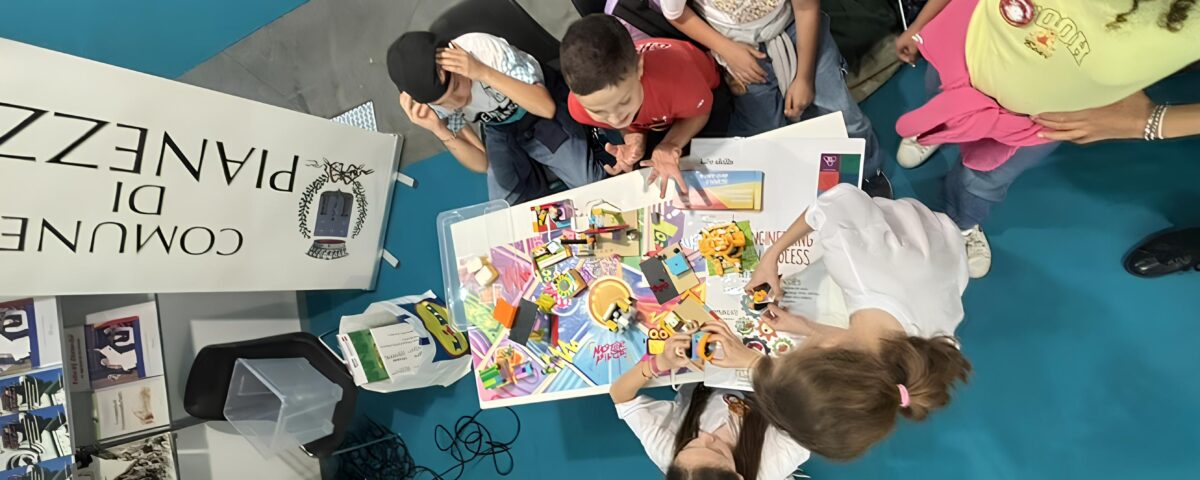 Gli studenti delle Scuole dell'Arca e dell'Istituto comprensivo di Pianezza al Salone del Libro di Torino (foto ed. 2024)