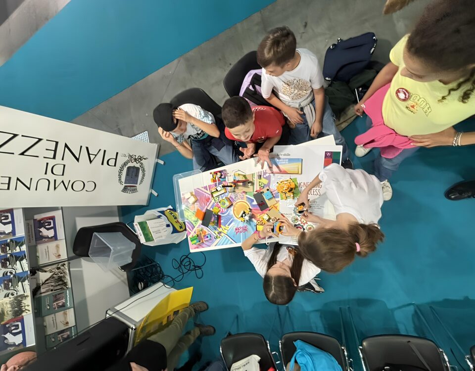 Gli studenti delle Scuole dell'Arca e dell'Istituto comprensivo di Pianezza al Salone del Libro di Torino (foto ed. 2024)