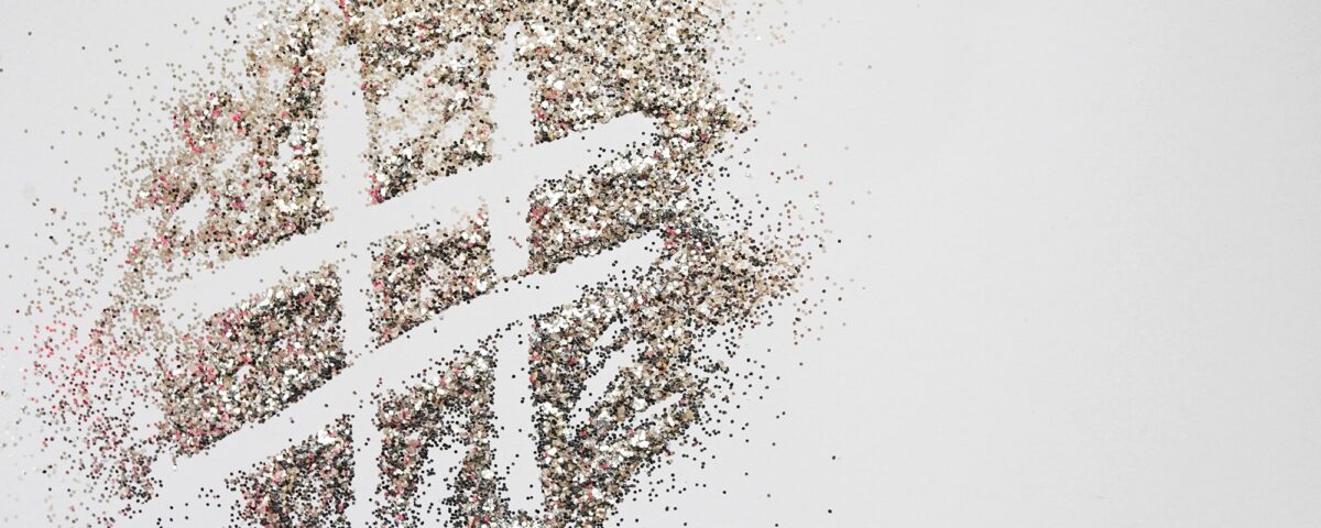 Solchi che tracciano un hashtag su fondo grigio.