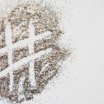 Solchi che tracciano un hashtag su fondo grigio.